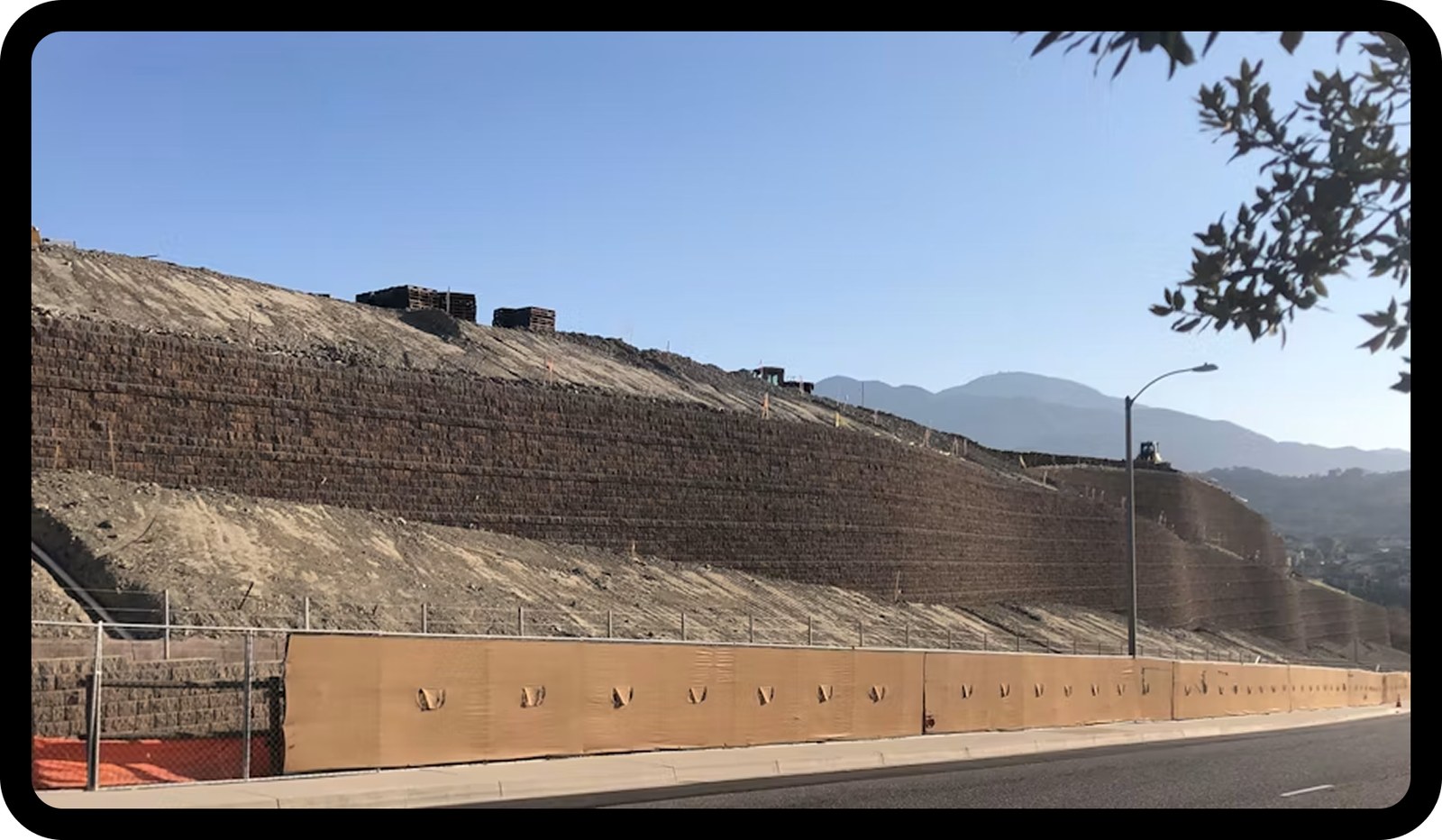 최대 높이 49ft·길이 1,000ft 규모의 The Oaks at Portola Hills 옹벽 전경 (출처: Belgard Commercial, For Construction Pros)
