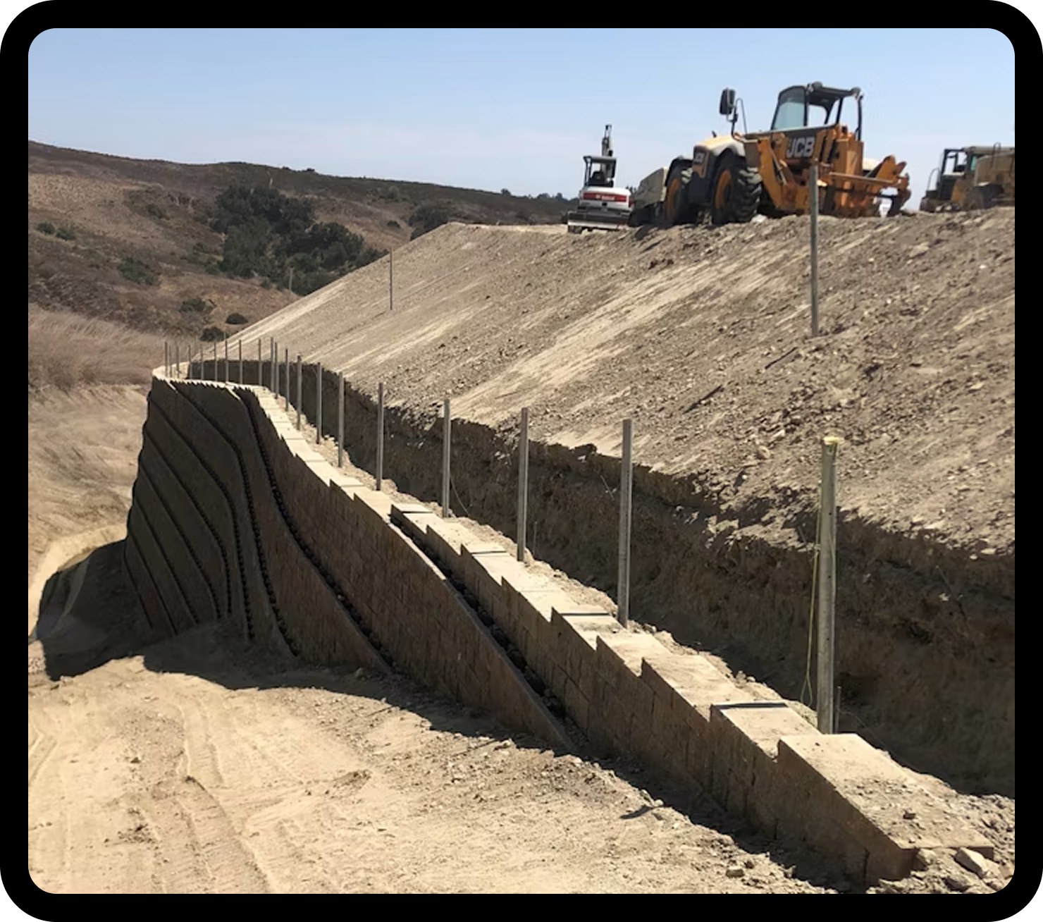 The Oaks at Portola Hills 지오그리드 보강 작업 시공 현장 (출처: Belgard Commercial, For Construction Pros)